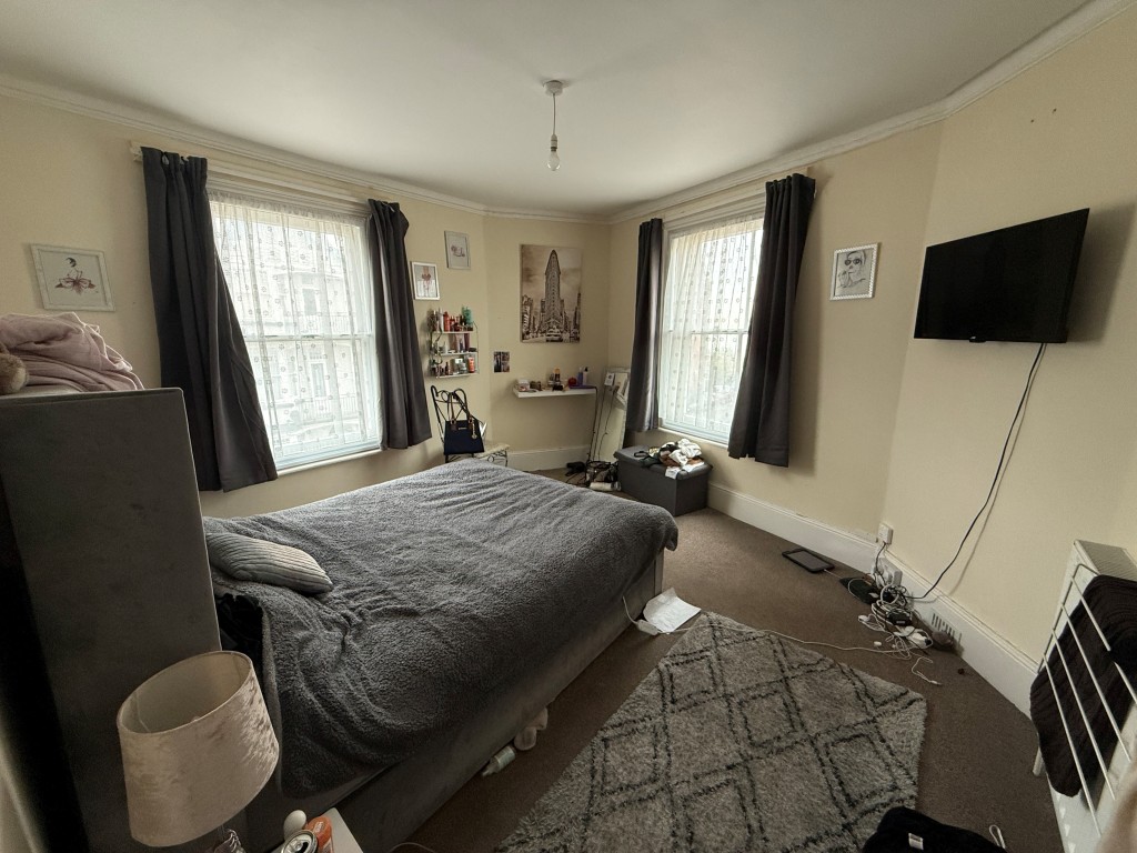 Lot: 125 - FREEHOLD BLOCK OF FOUR FLATS FOR INVESTMENT - Flat 5a - Bedroom one